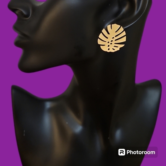 3/$30 Matte Goldtone Tropical Palm Leaf Post Earrings - Picture 1 of 3